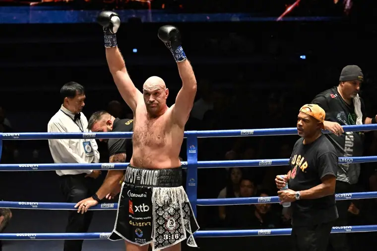 Tyson Fury levant les deux gants dans le ring