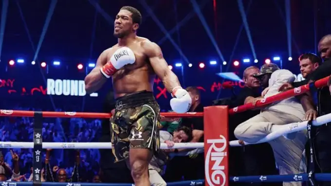 Anthony Joshua dans un coin neutre pendant le combat contre Kristian Prenga