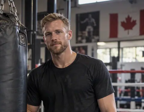 Wade Langin, auteur de JJK Canada, dans un gym de boxe